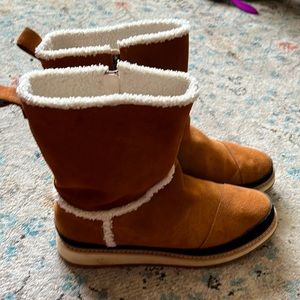 Toms suede Nepal boots size 9.5